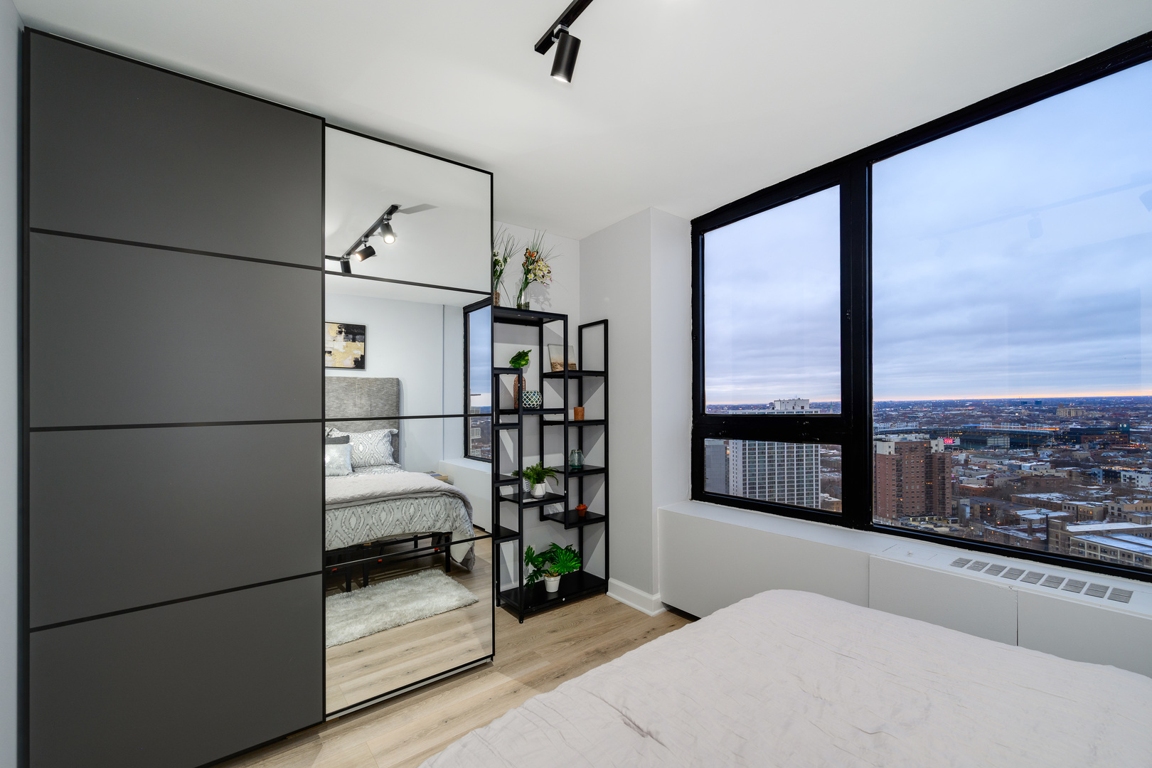 3930 N Pine Grove Avenue Unit: 3116