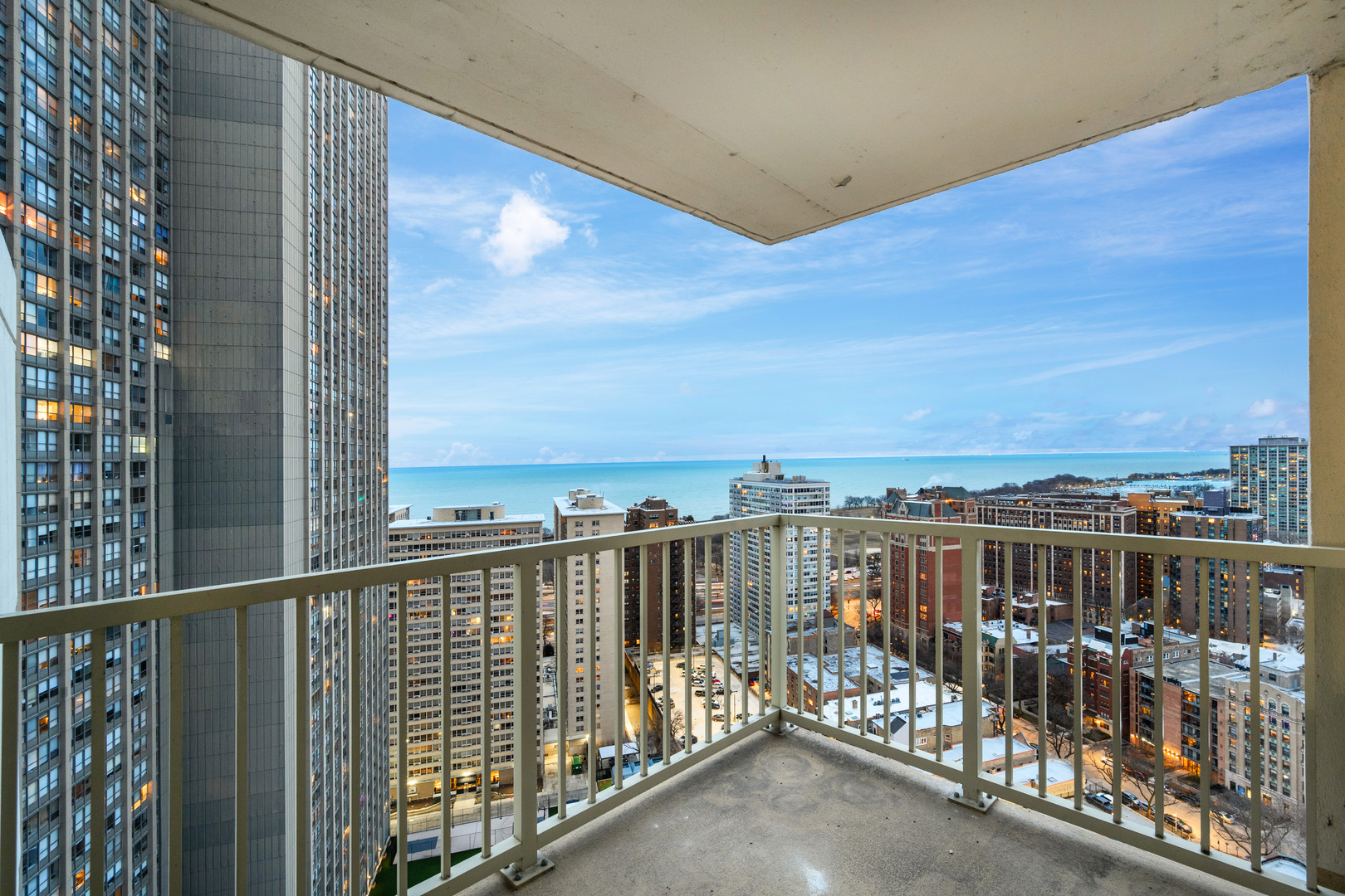3930 N Pine Grove Avenue Unit: 3116
