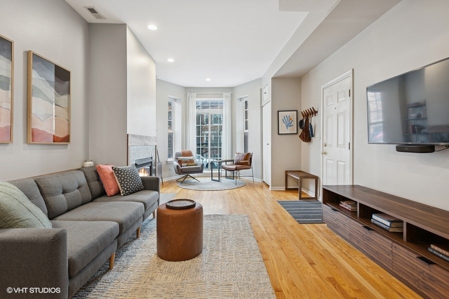 3743 N Wilton Avenue Unit: 1