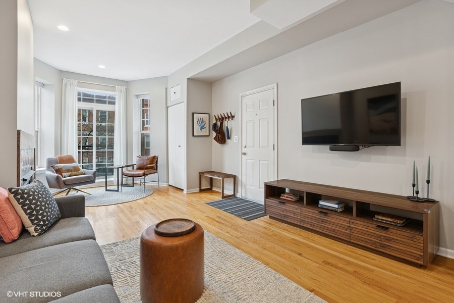 3743 N Wilton Avenue Unit: 1