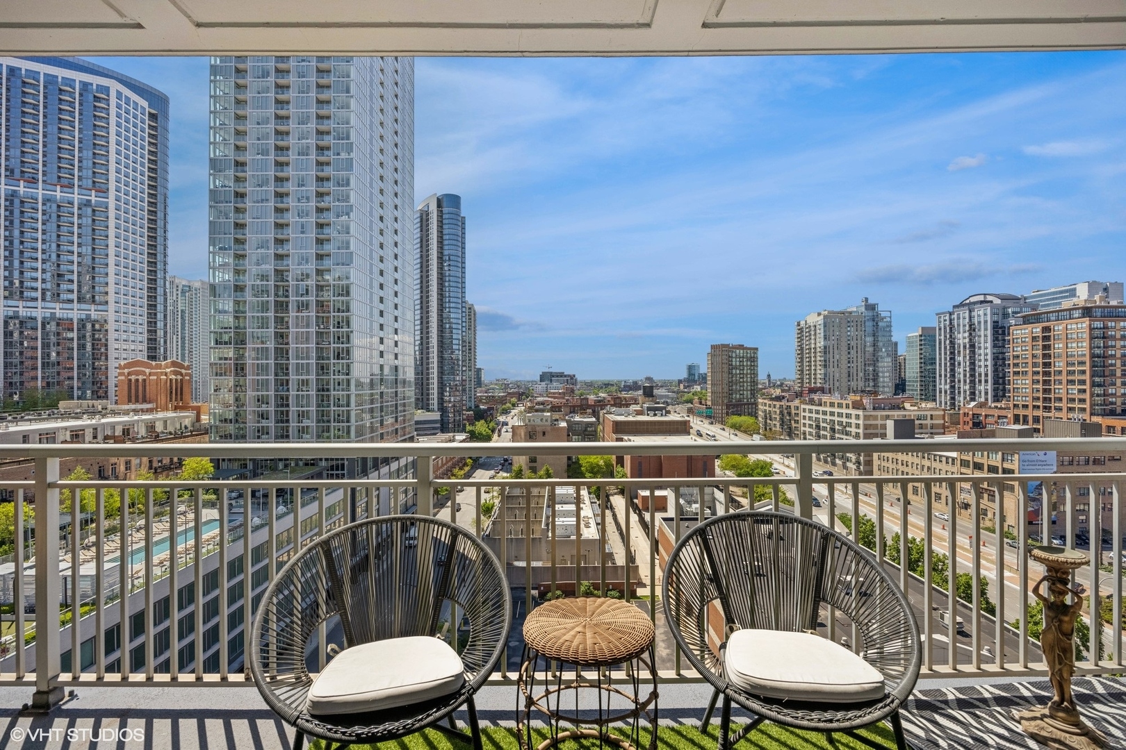 330 W GRAND Avenue Unit: 1303
