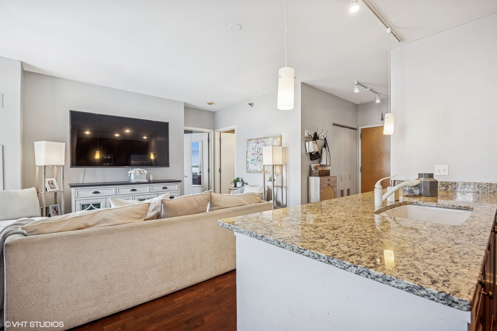 330 W GRAND Avenue Unit: 1303