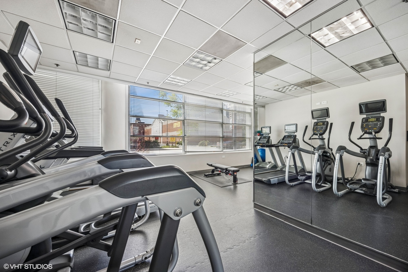 330 W GRAND Avenue Unit: 1303