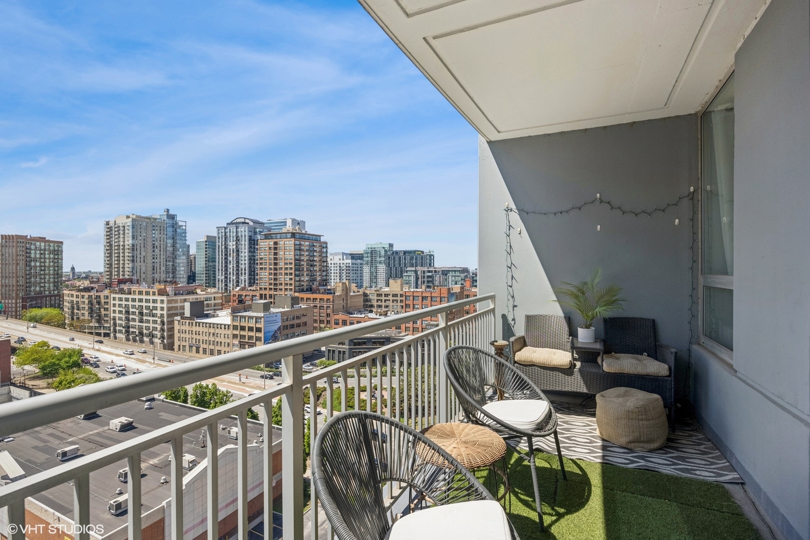 330 W GRAND Avenue Unit: 1303