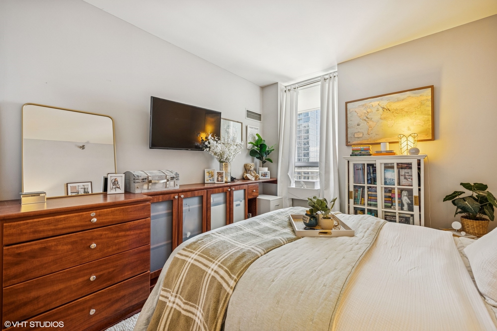 330 W GRAND Avenue Unit: 1303