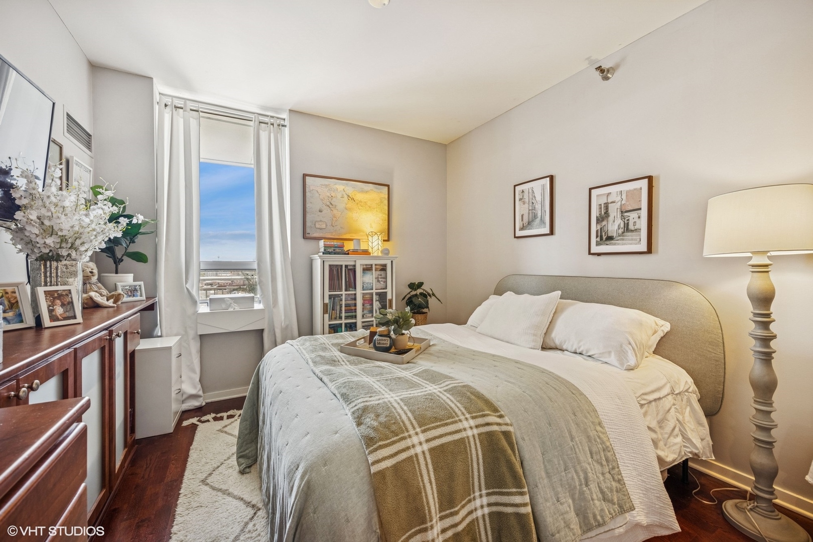 330 W GRAND Avenue Unit: 1303