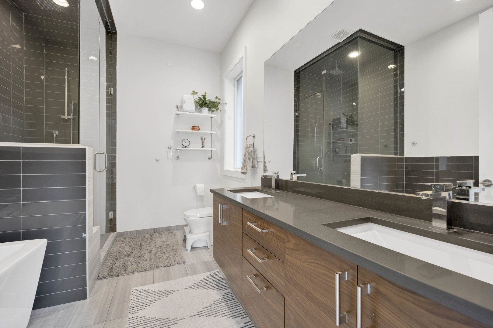 2415 W Haddon Street Unit: 1