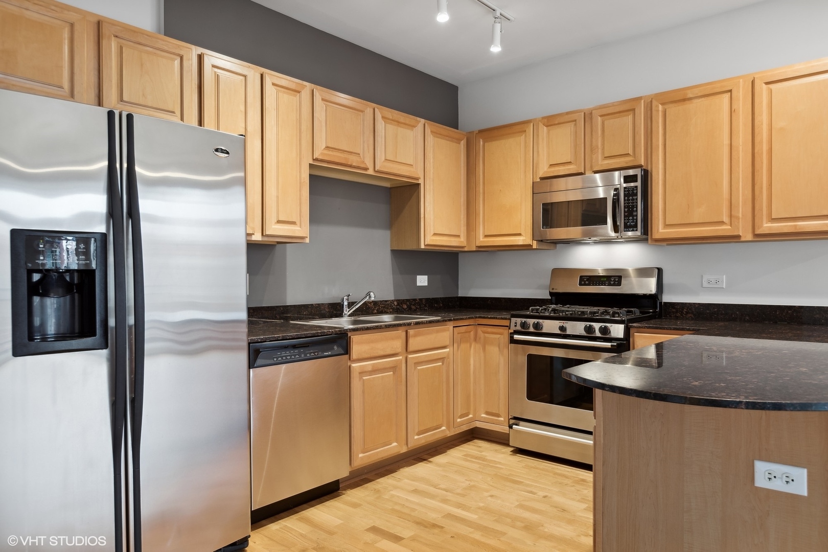 2320 W Saint Paul Avenue Unit: 202