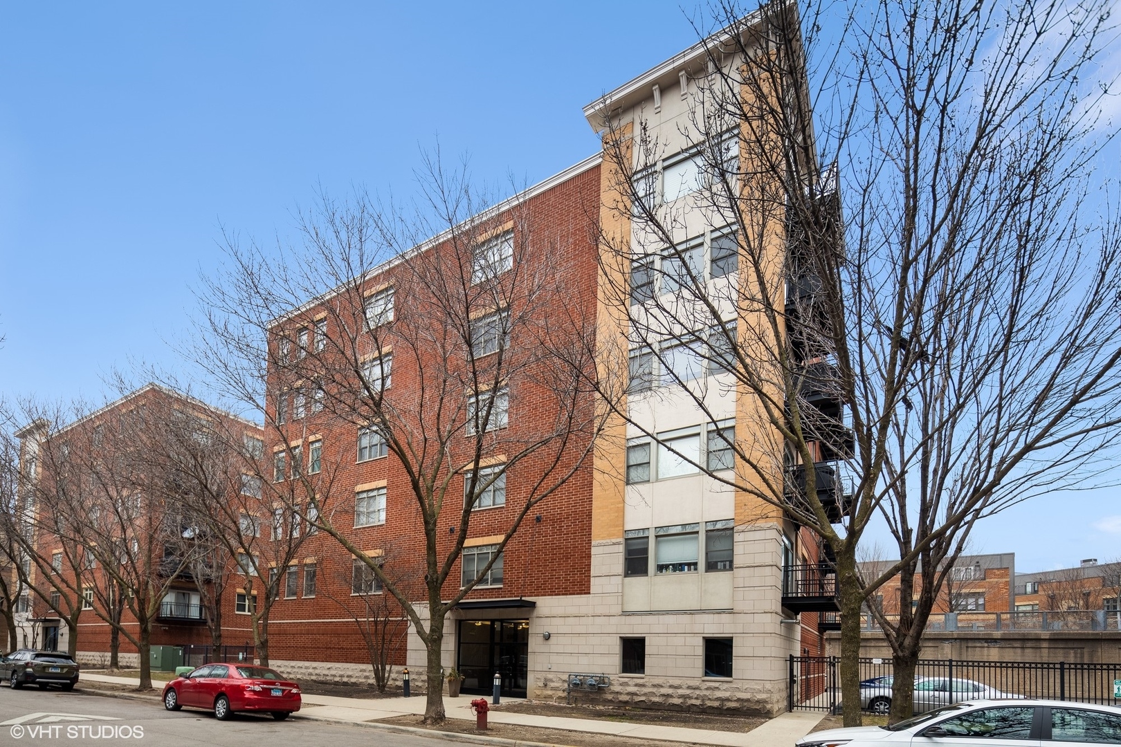 2320 W Saint Paul Avenue Unit: 202