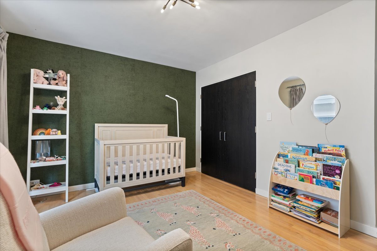 345 W BARRY Avenue Unit: 8