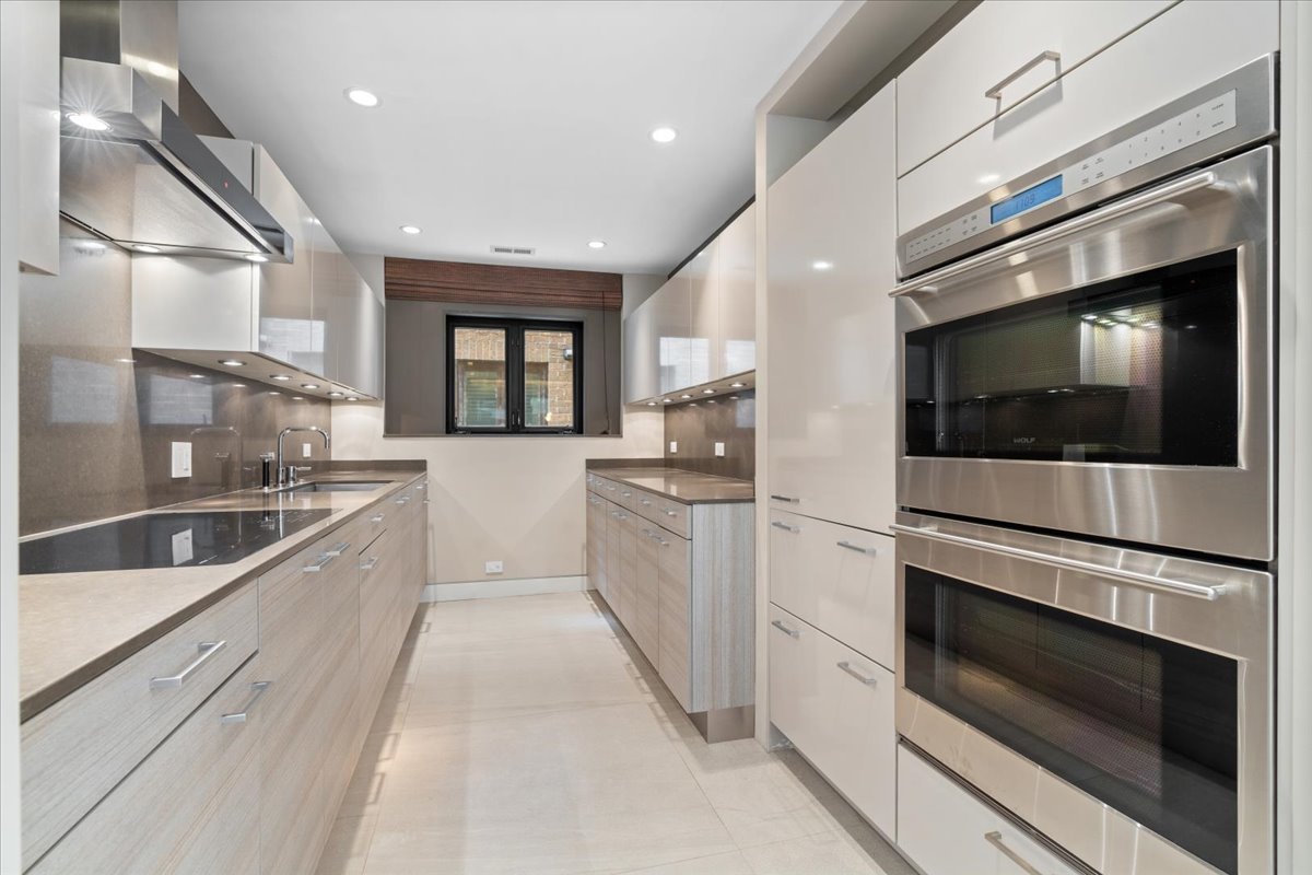 345 W BARRY Avenue Unit: 8