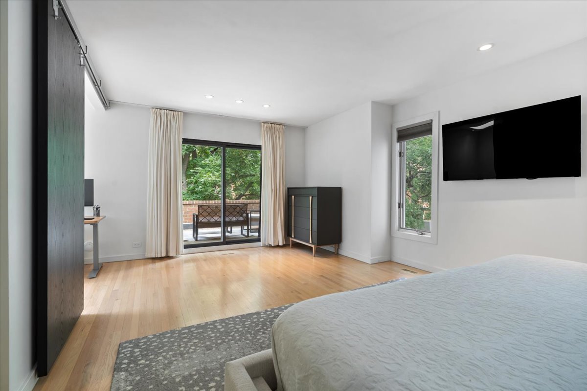 345 W BARRY Avenue Unit: 8