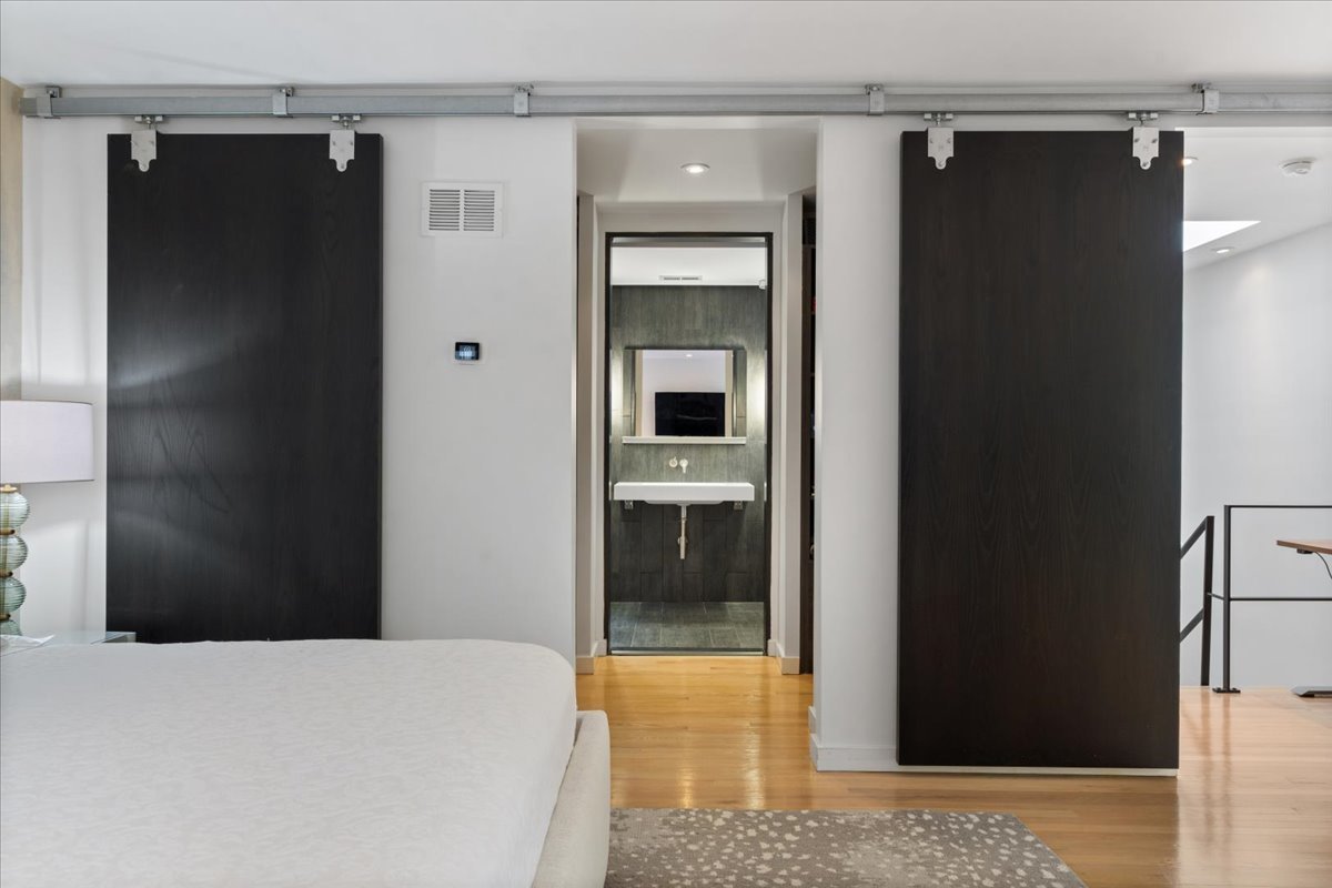 345 W BARRY Avenue Unit: 8
