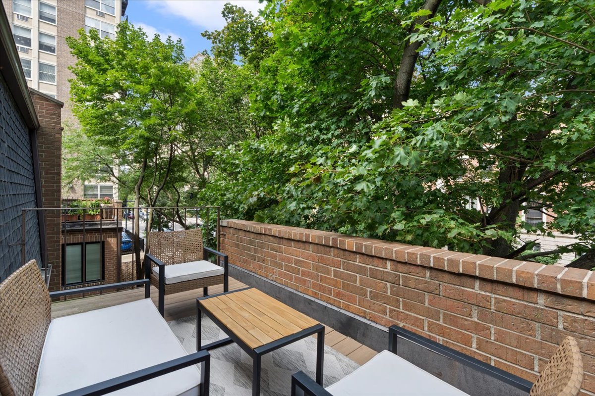 345 W BARRY Avenue Unit: 8