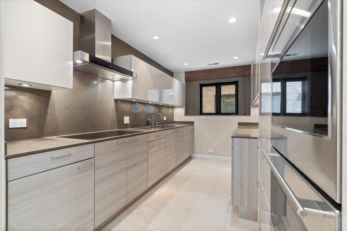 345 W BARRY Avenue Unit: 8