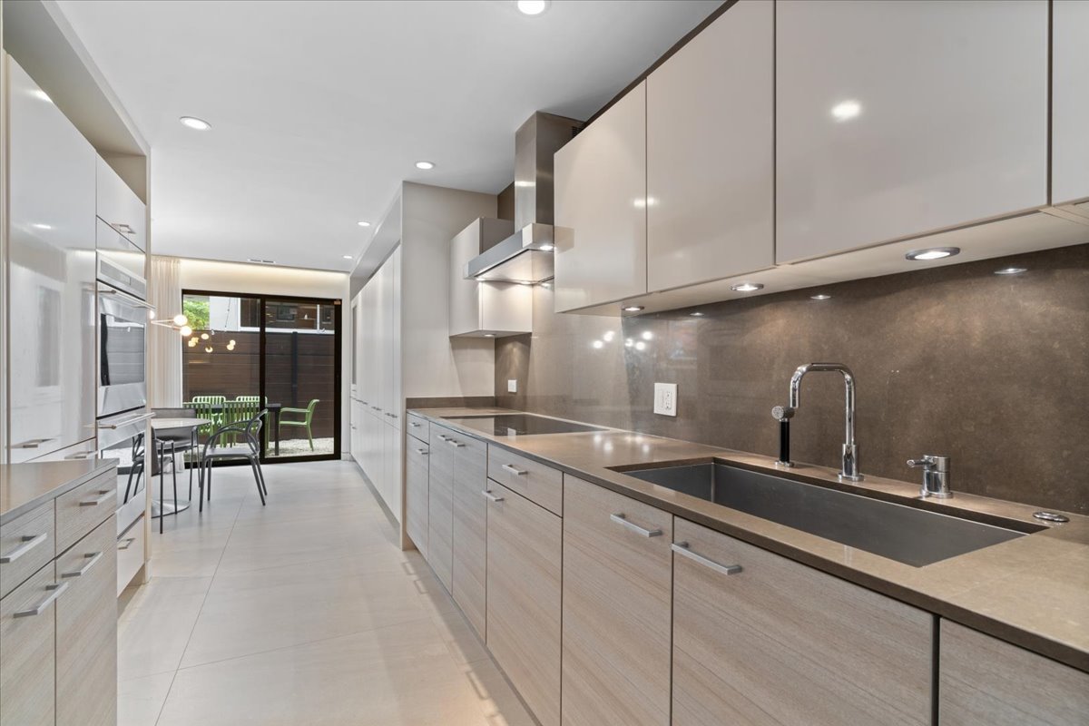 345 W BARRY Avenue Unit: 8