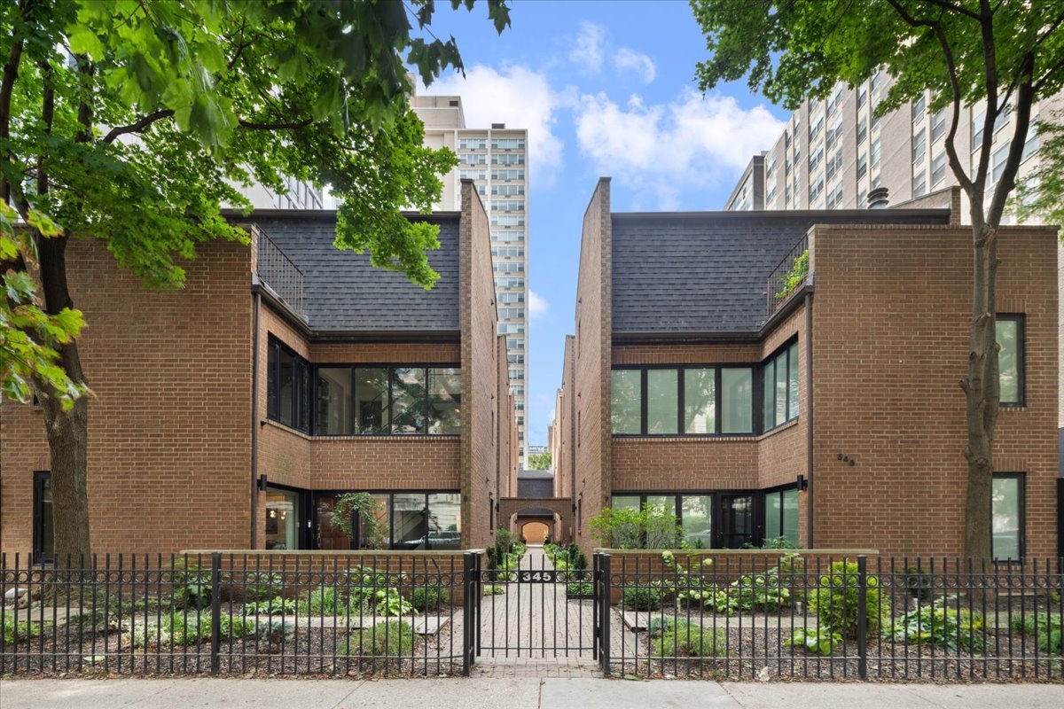 345 W BARRY Avenue Unit: 8