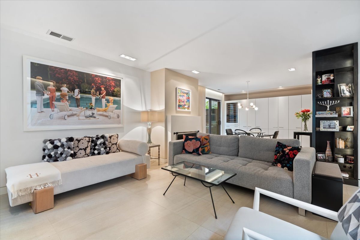 345 W BARRY Avenue Unit: 8