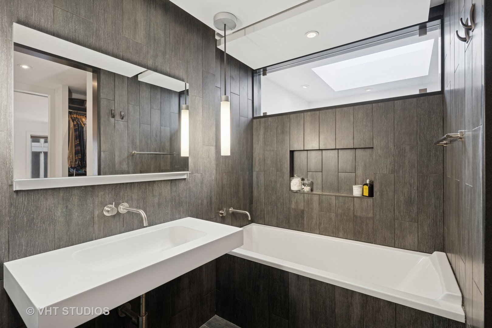 345 W BARRY Avenue Unit: 8