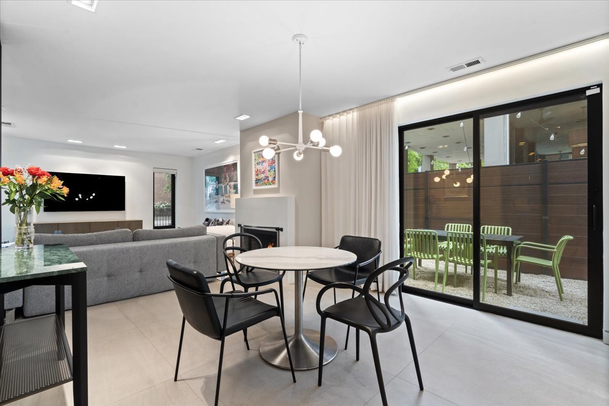 345 W BARRY Avenue Unit: 8