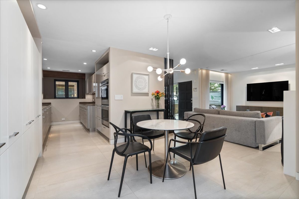 345 W BARRY Avenue Unit: 8