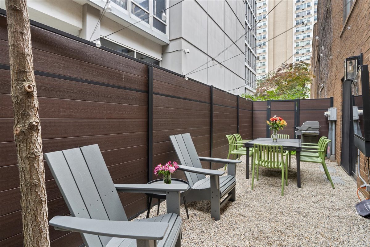 345 W BARRY Avenue Unit: 8