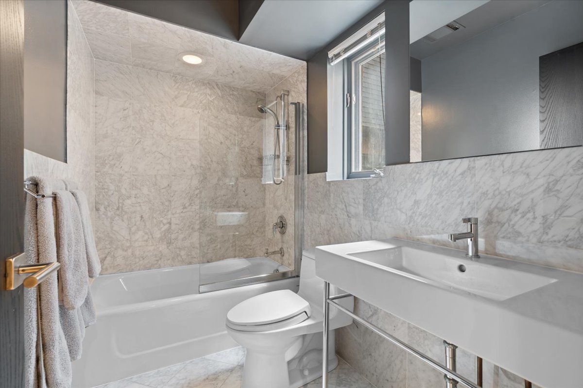 345 W BARRY Avenue Unit: 8