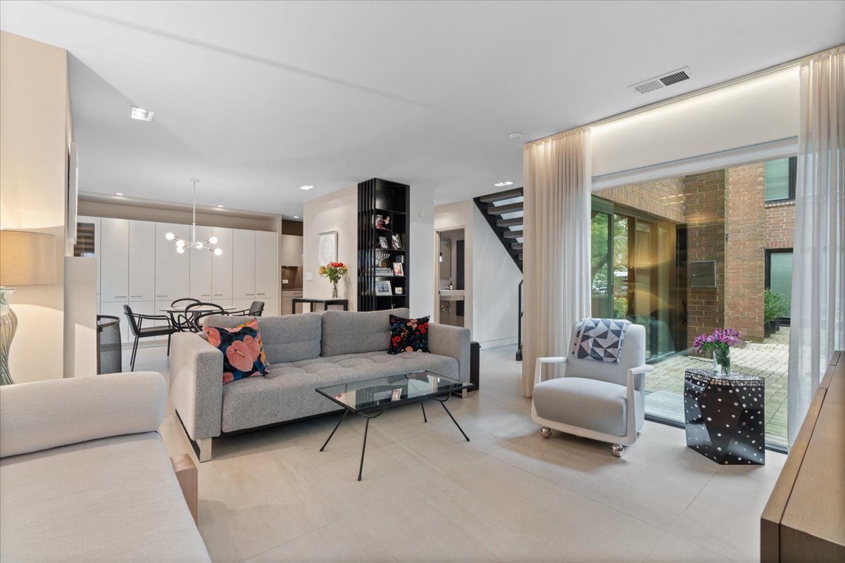 345 W BARRY Avenue Unit: 8