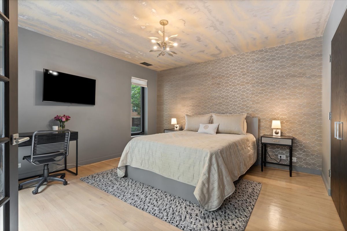 345 W BARRY Avenue Unit: 8