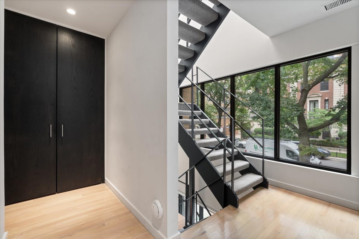 345 W BARRY Avenue Unit: 8