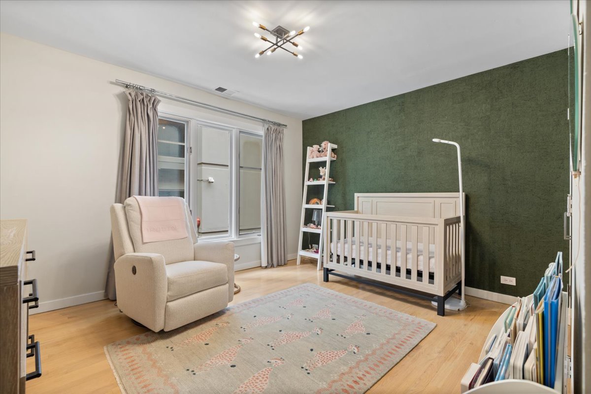 345 W BARRY Avenue Unit: 8