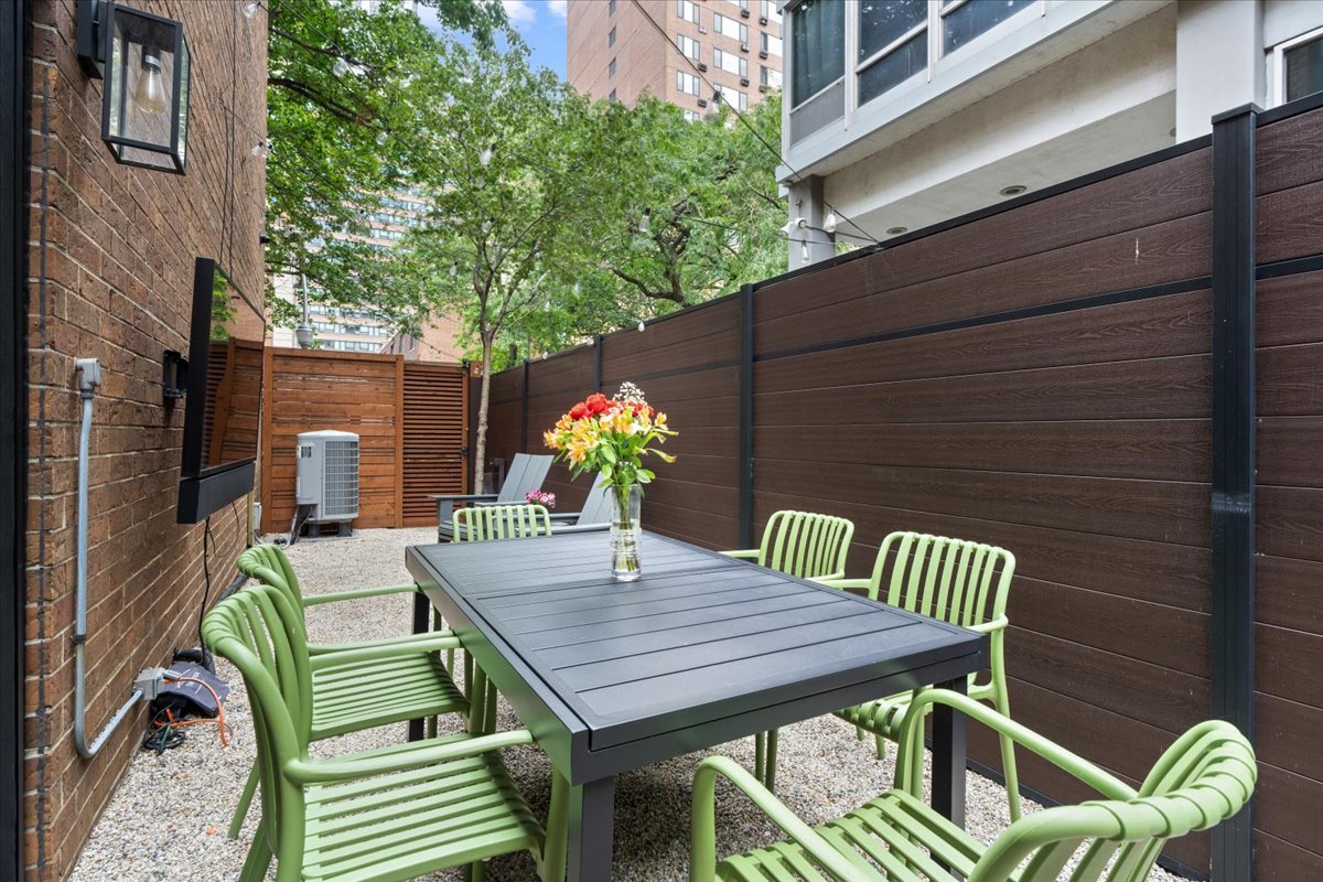 345 W BARRY Avenue Unit: 8