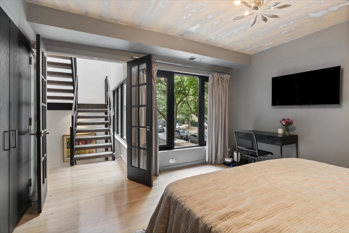 345 W BARRY Avenue Unit: 8