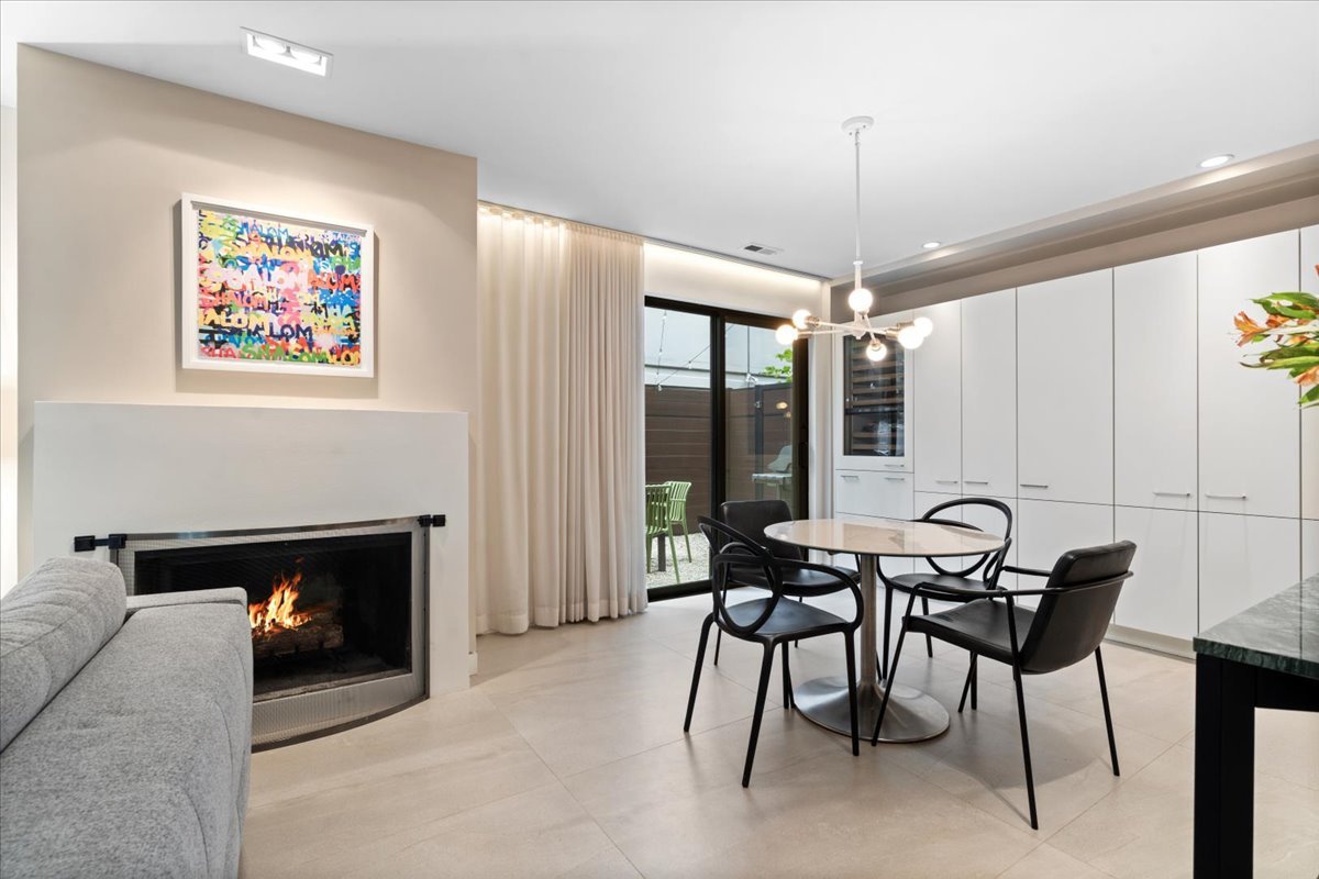 345 W BARRY Avenue Unit: 8