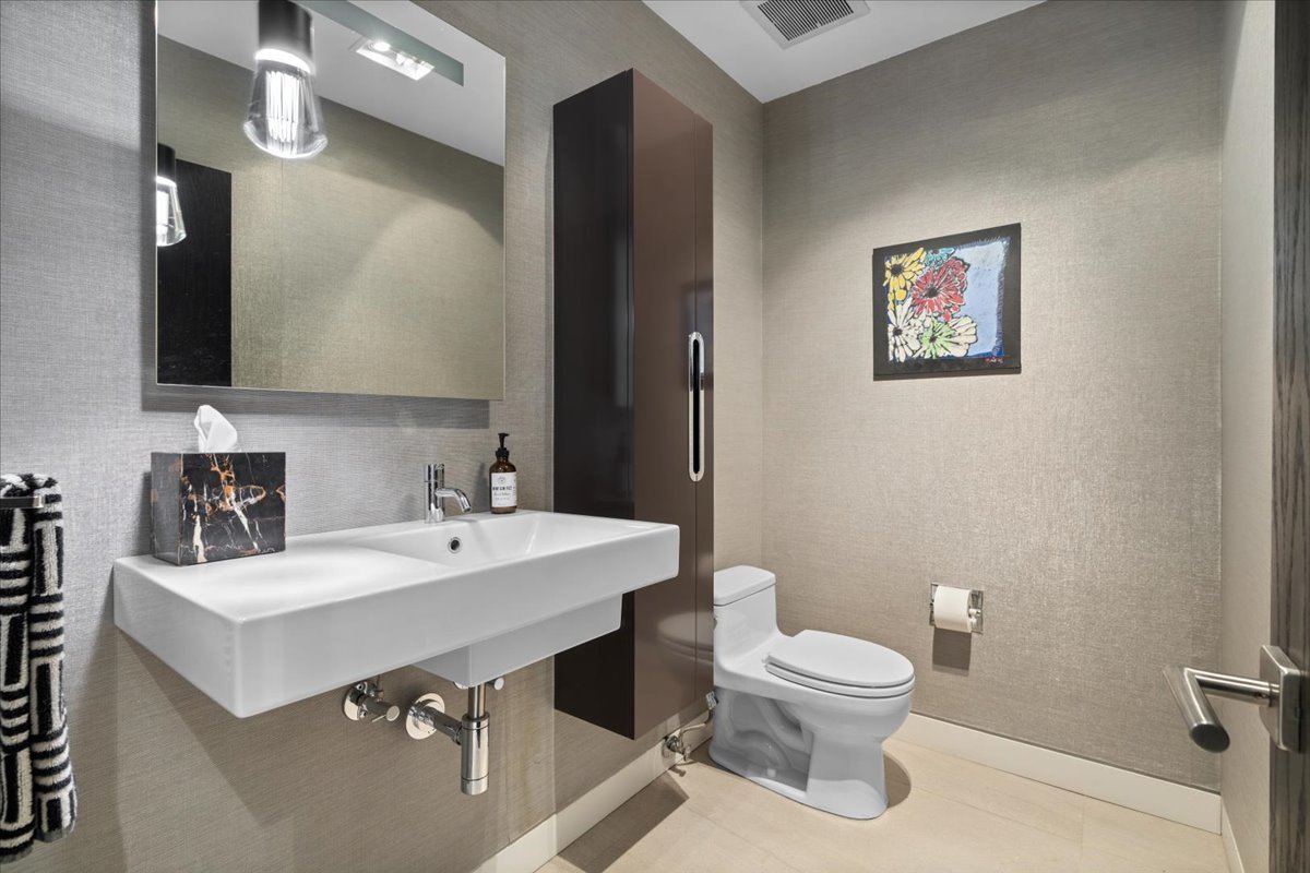 345 W BARRY Avenue Unit: 8