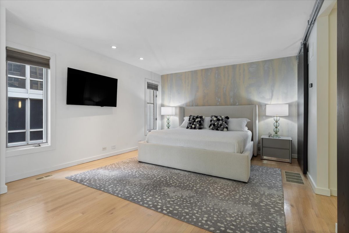 345 W BARRY Avenue Unit: 8