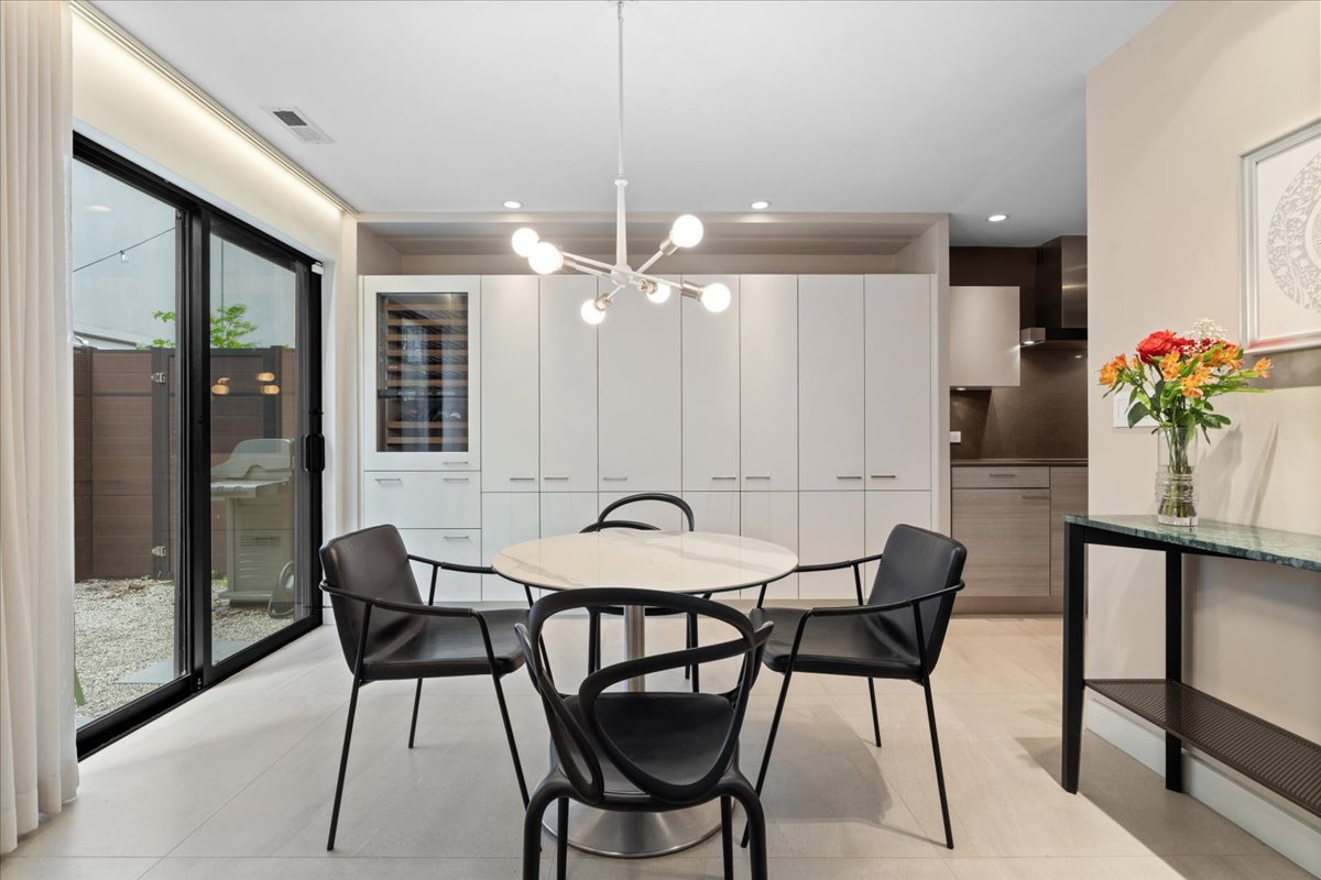 345 W BARRY Avenue Unit: 8