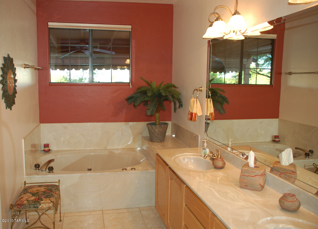 10679 N La Quinta