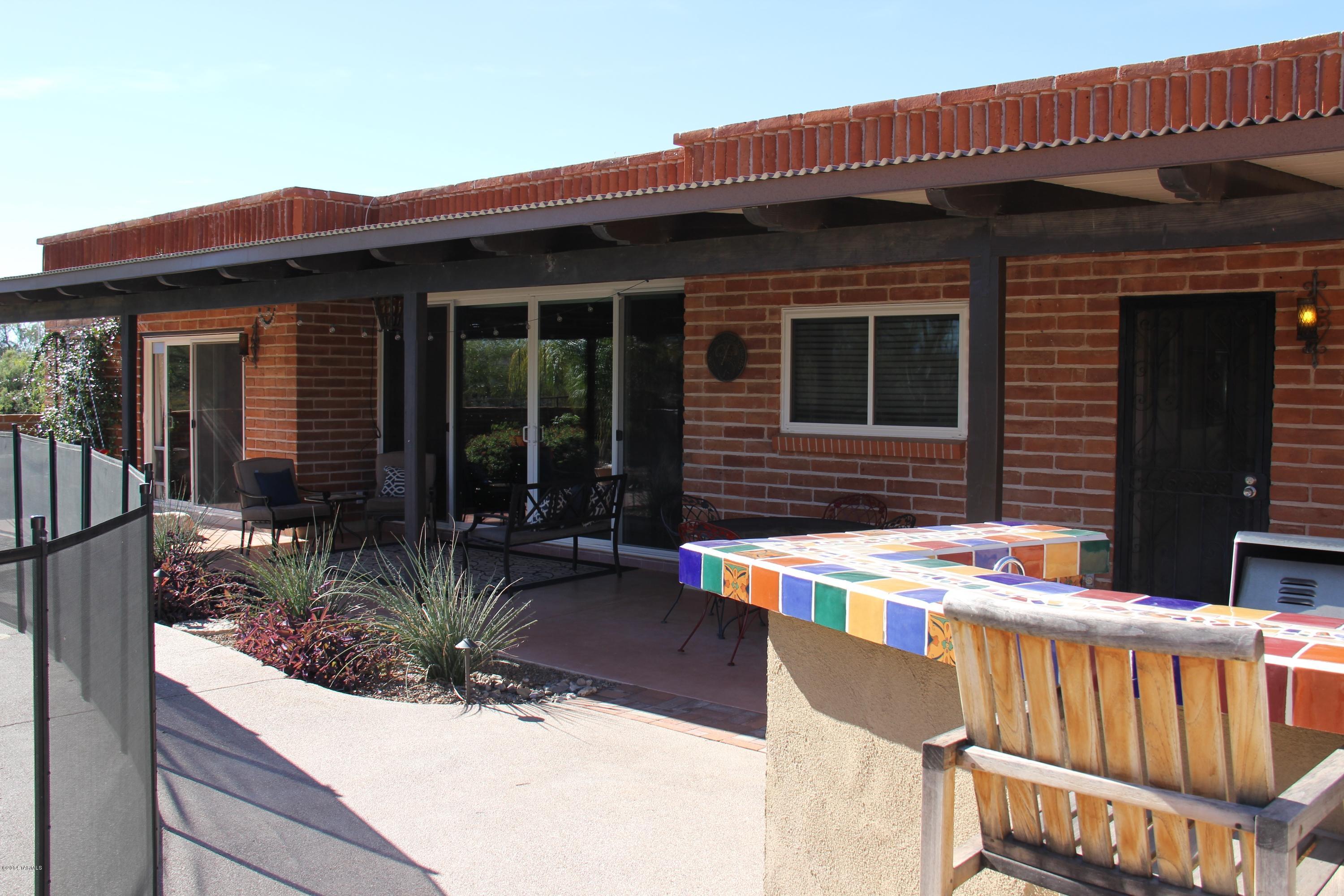 6530 N Camino Padre Isidoro