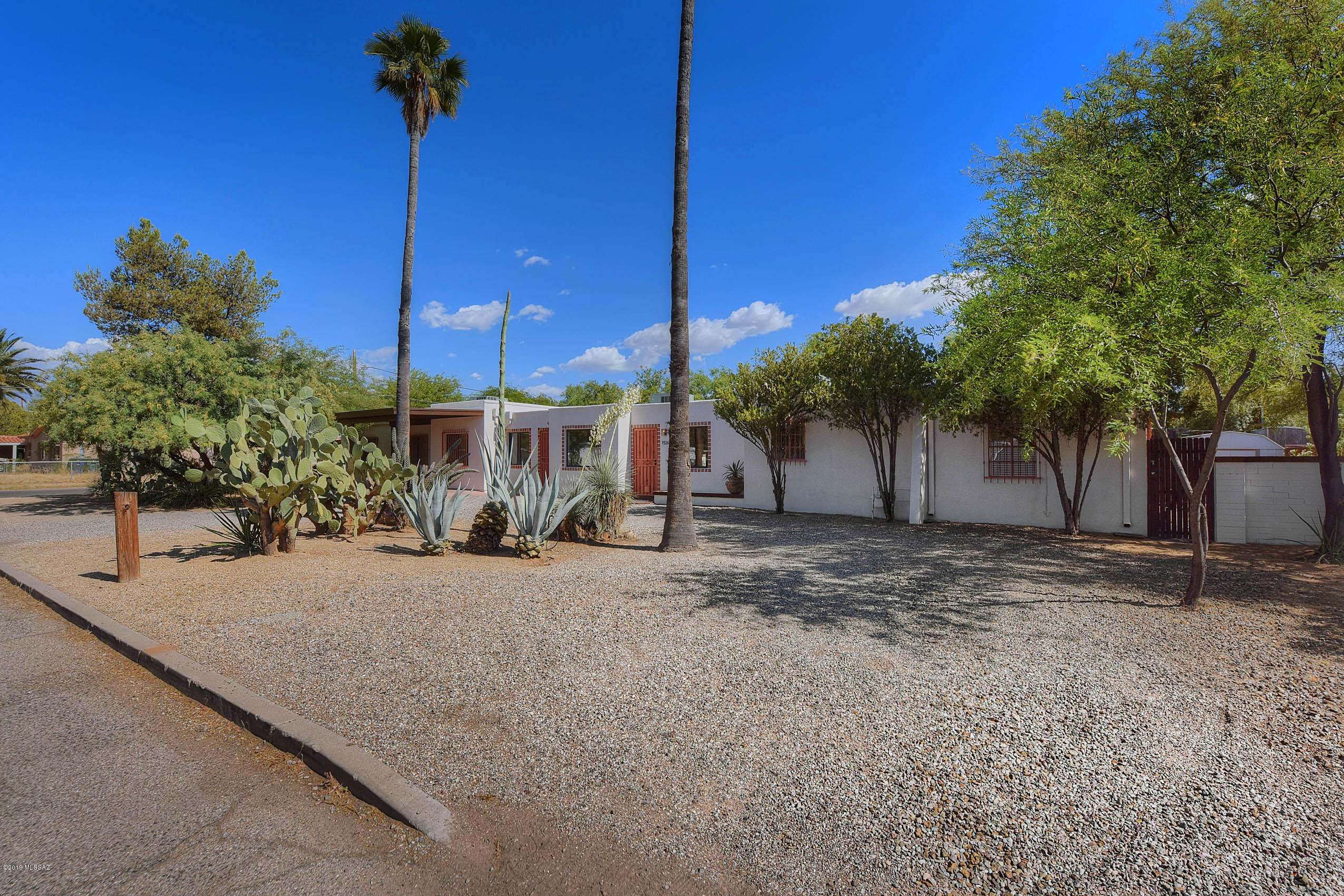 1526 E Adelaide Drive