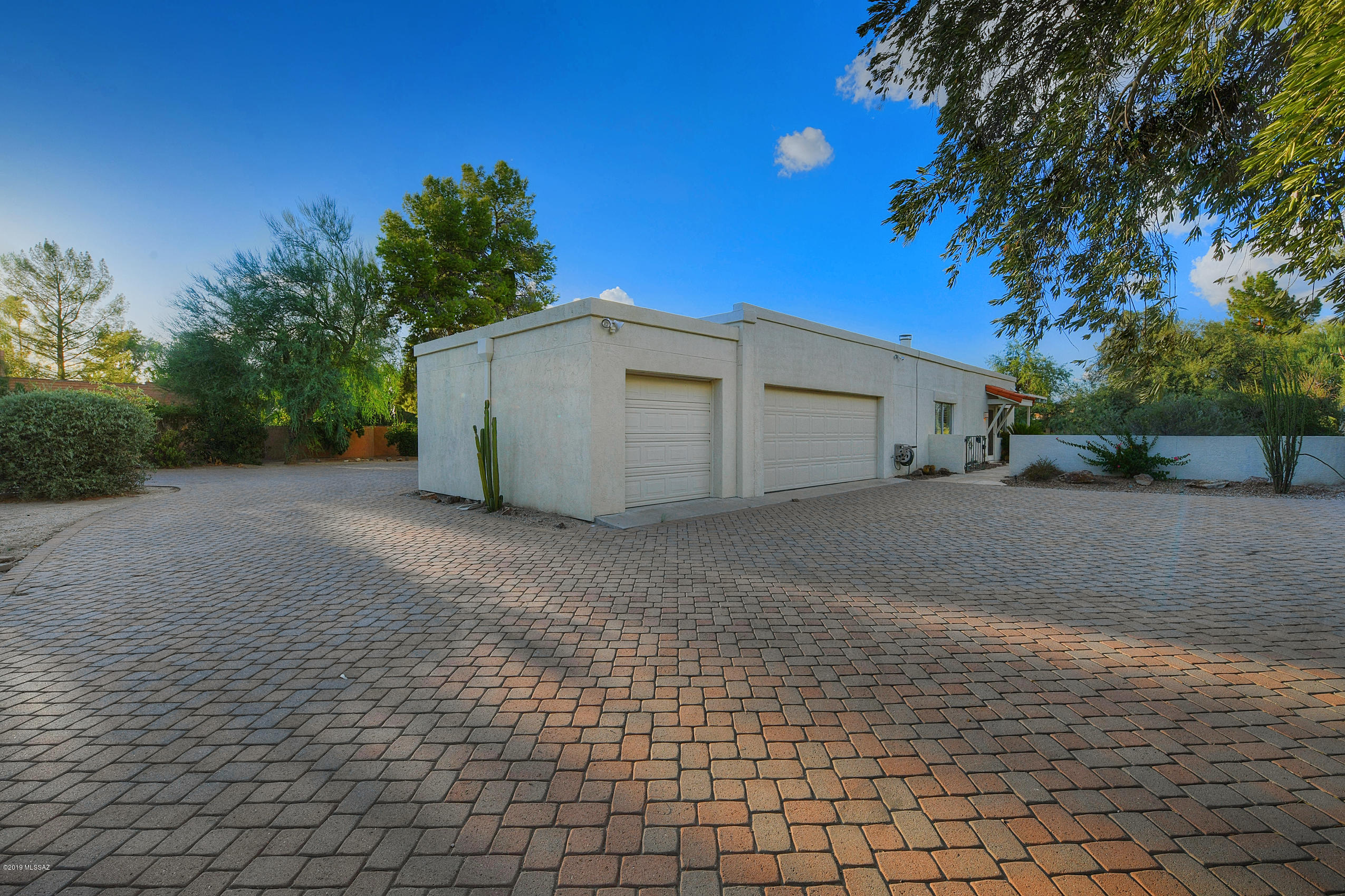 520 W Valle Del Oro Road