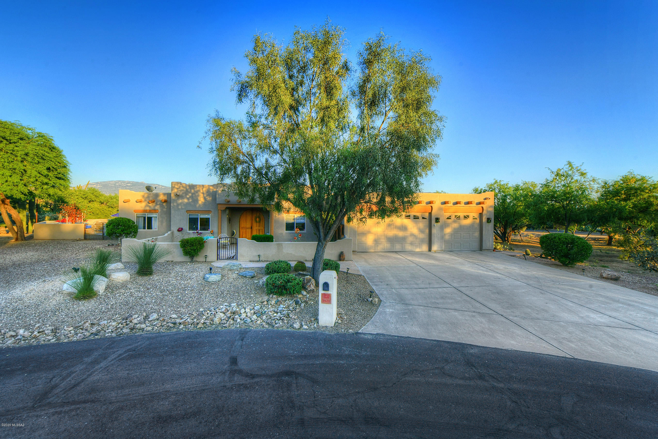4464 N Placita Coahuila