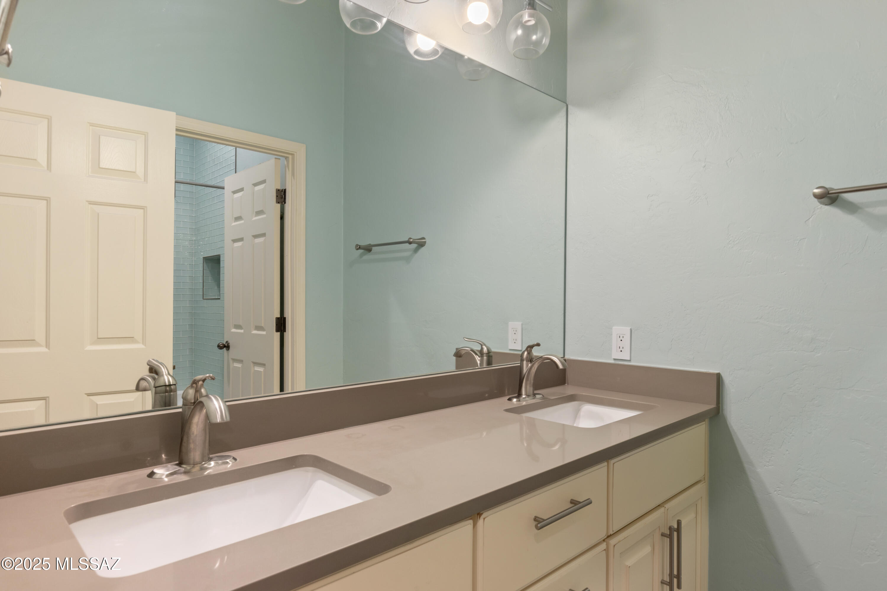 5588 E Paseo Cimarron