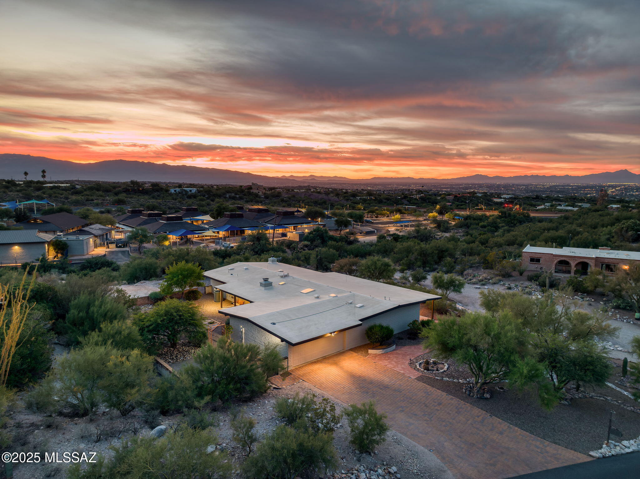 5802 N Camino Arizpe