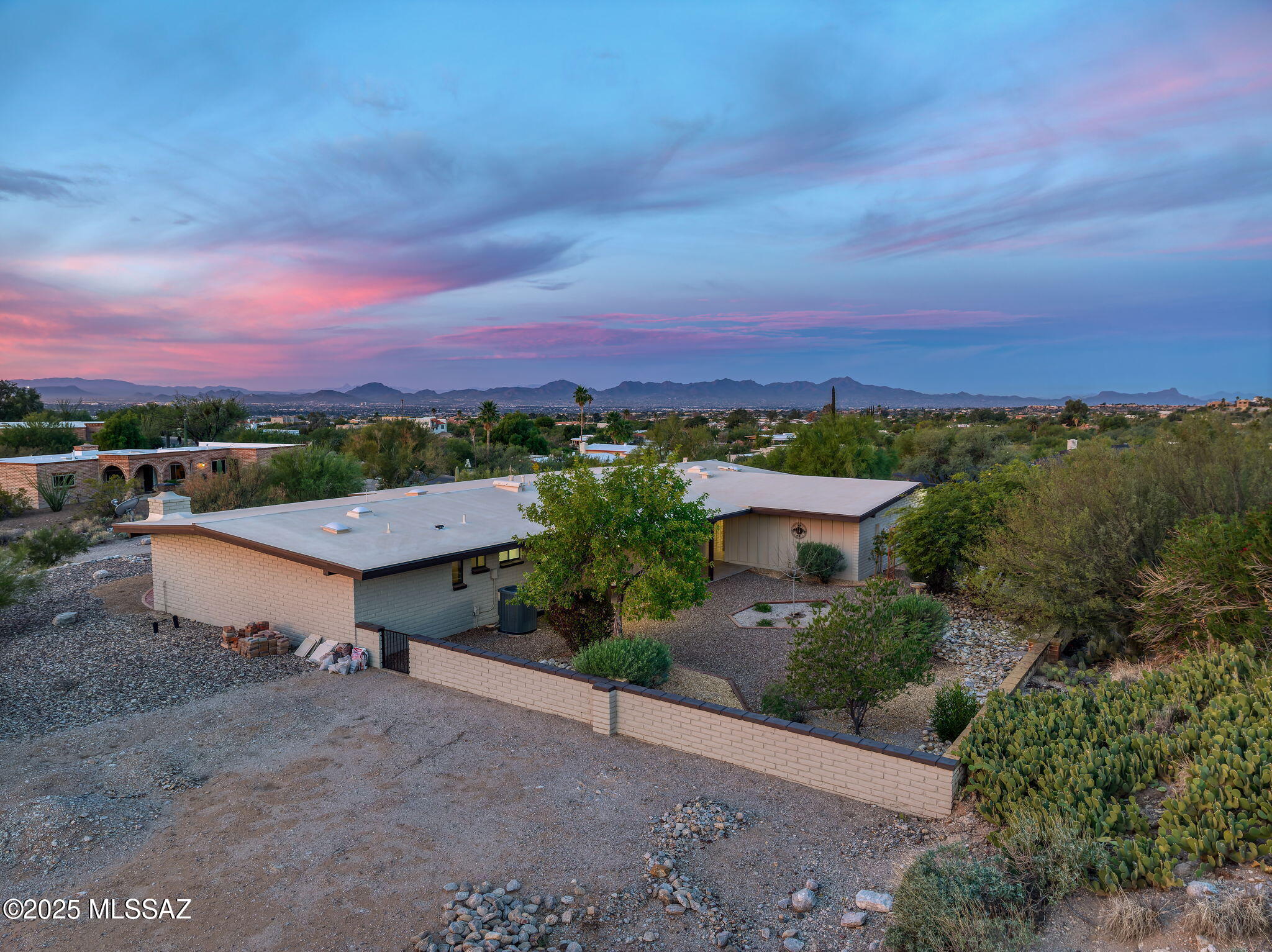 5802 N Camino Arizpe