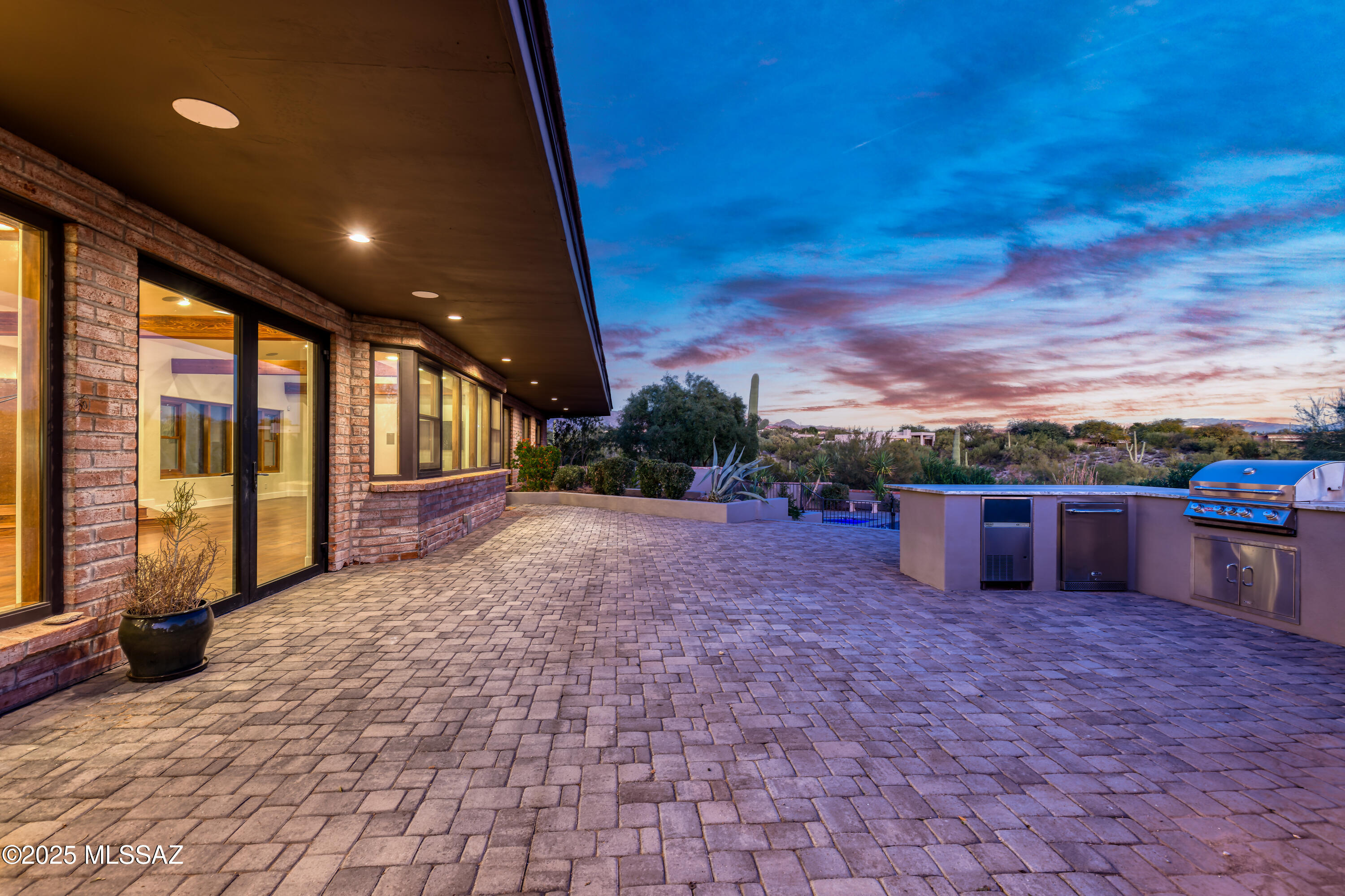 4740 N Hacienda Del Sol Road