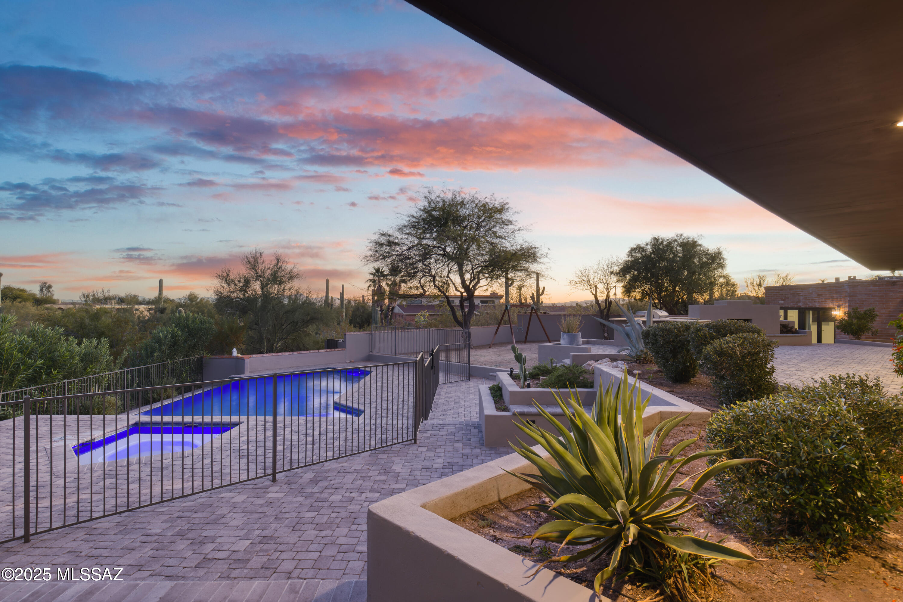 4740 N Hacienda Del Sol Road