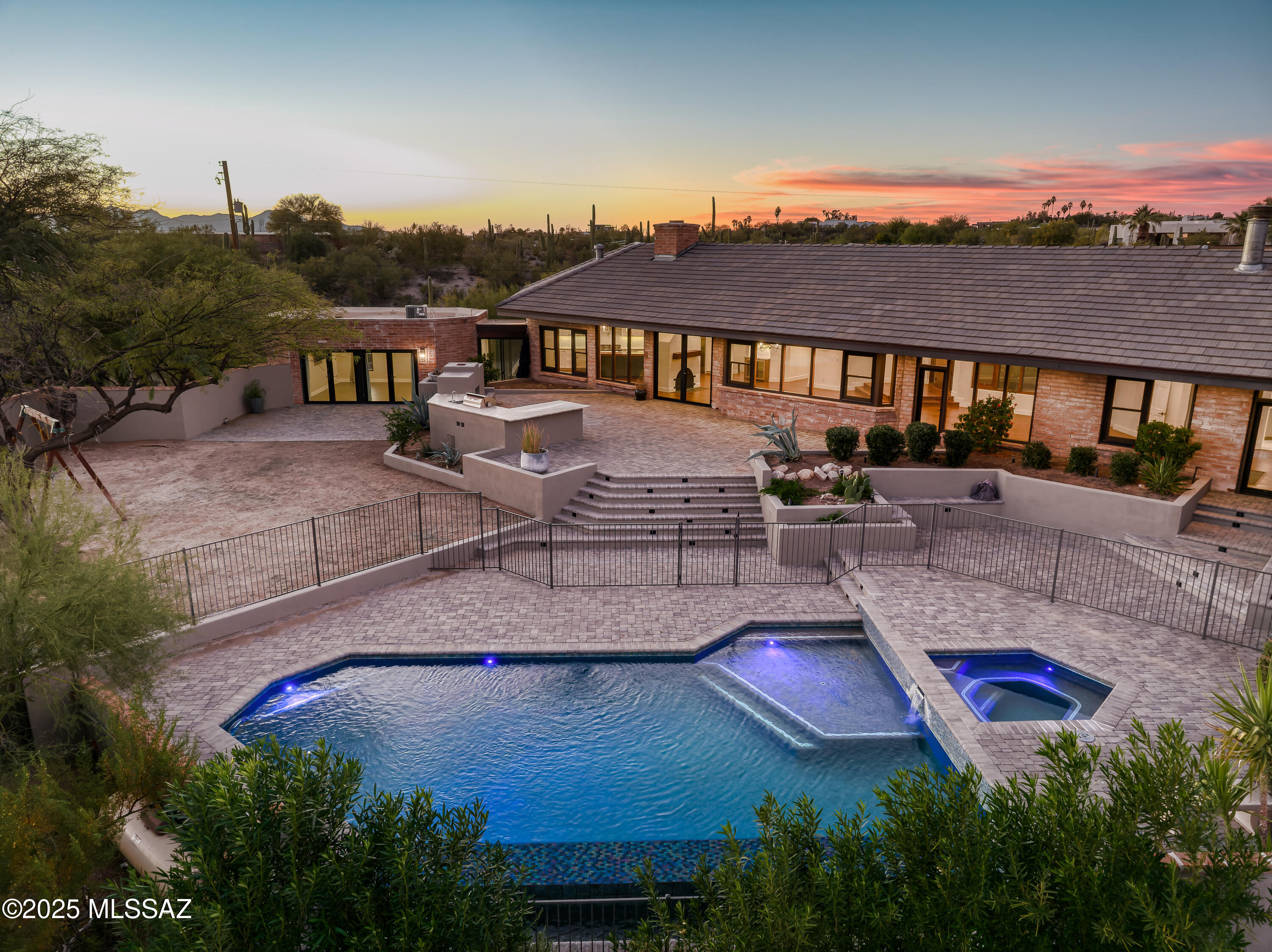 4740 N Hacienda Del Sol Road