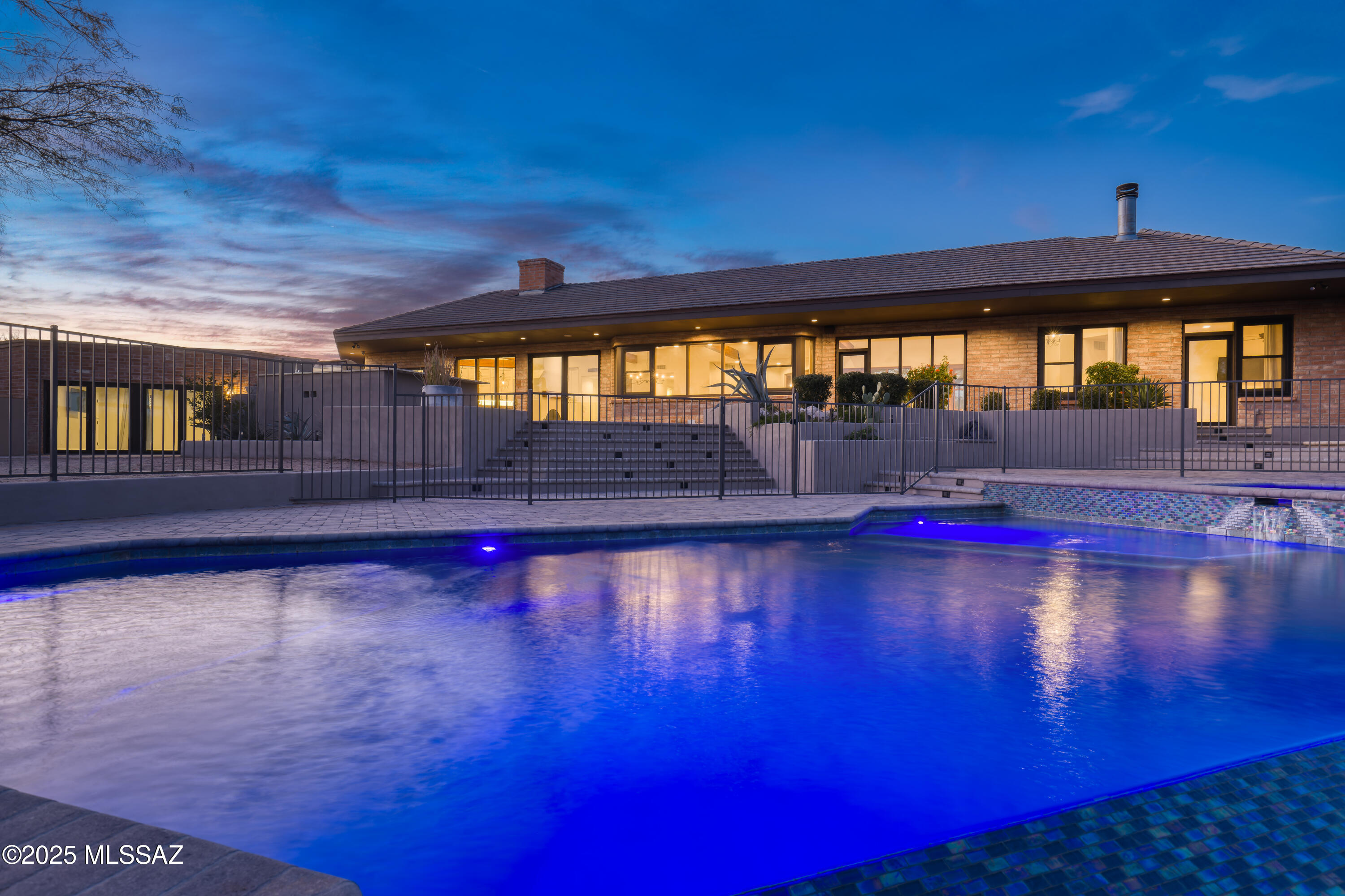 4740 N Hacienda Del Sol Road