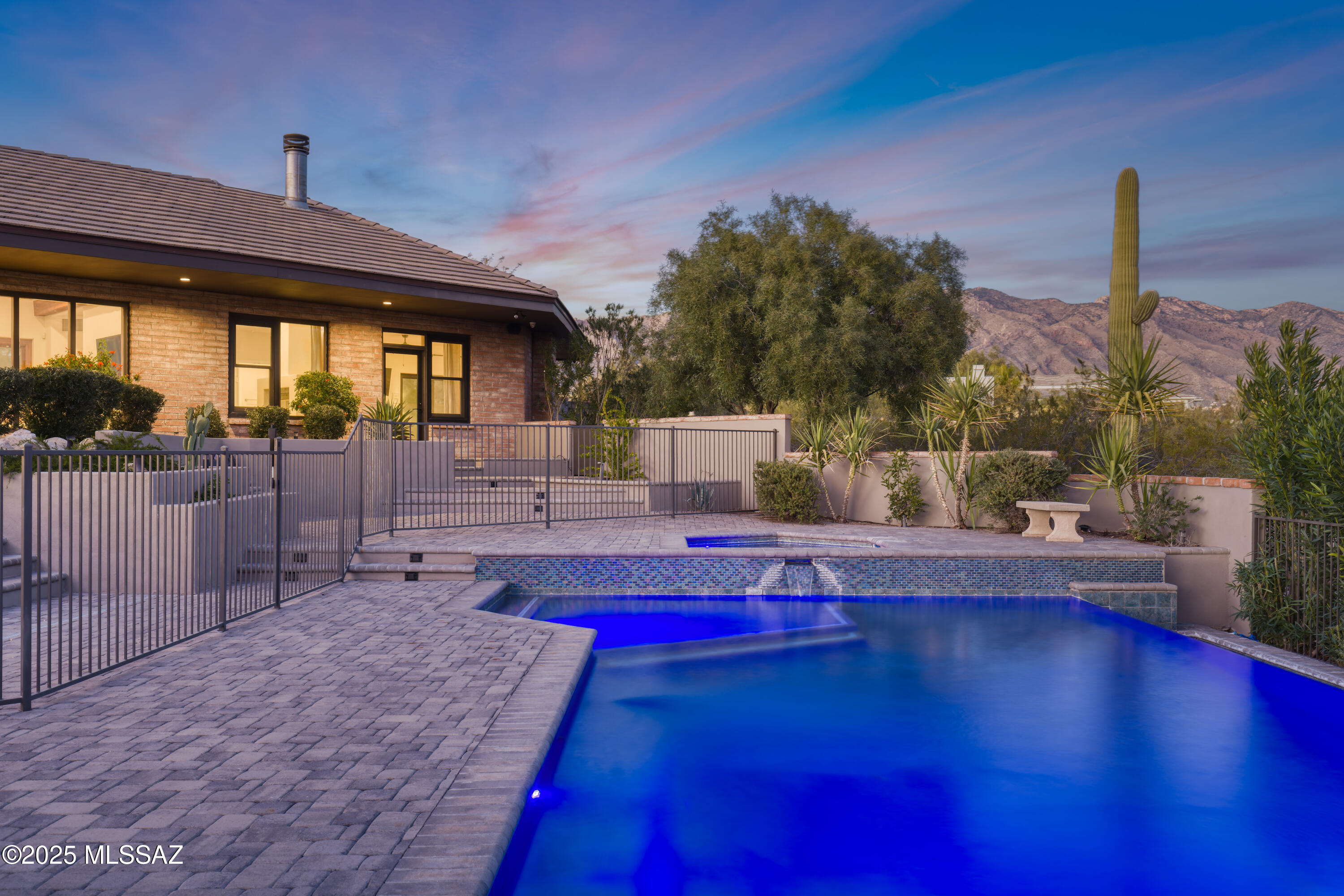 4740 N Hacienda Del Sol Road